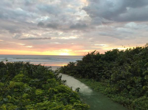 Linda Casa frente mar, p�� na areia, Itapema SC, Ar, Wi-fi, Smart Tv